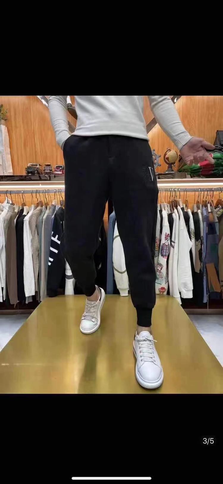 武汉市黄陂区飞度空间服饰商行的小店