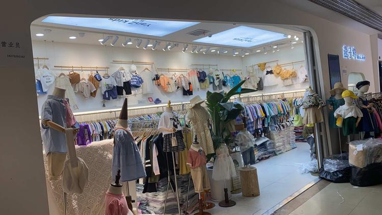 芦淞区燕子坞童装店的小店