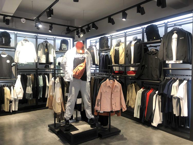 化德县美英体育用品店的小店