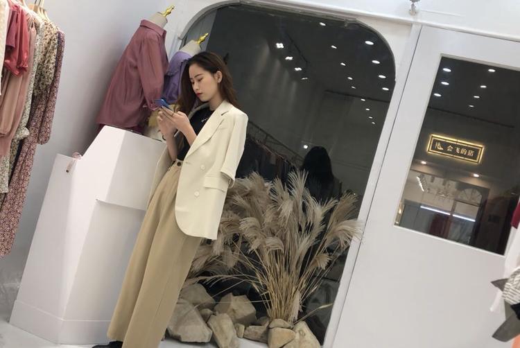 会飞的猪服装店