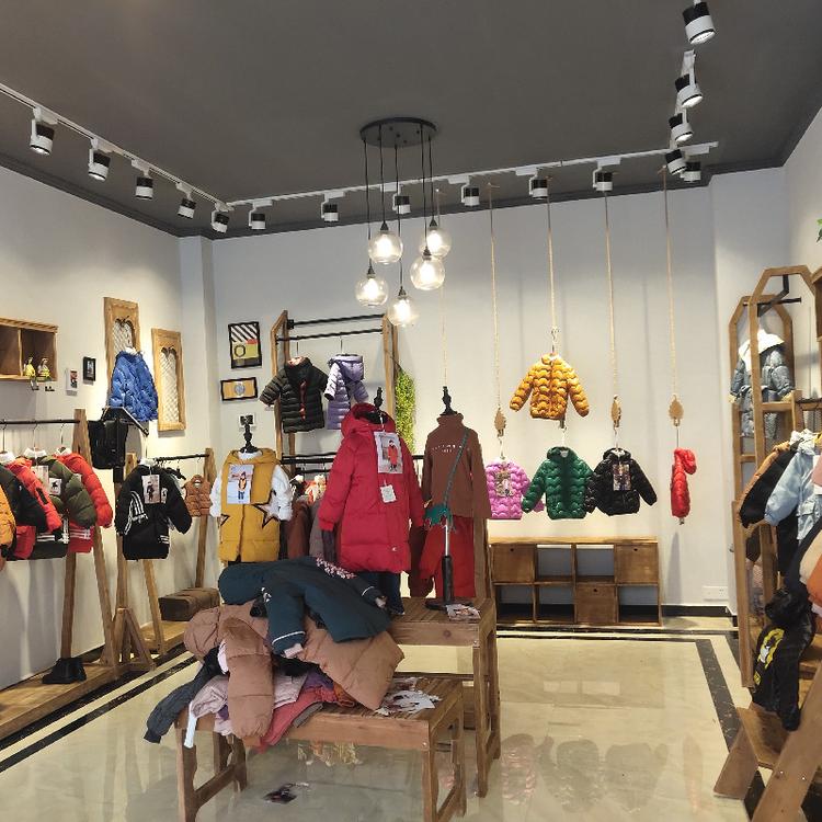 庞撮铸童装个体店