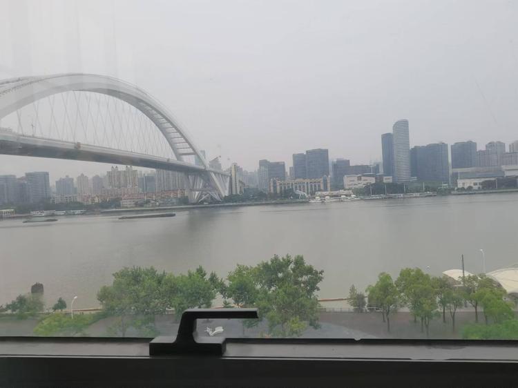 允倾洁羽潮流男装专卖店