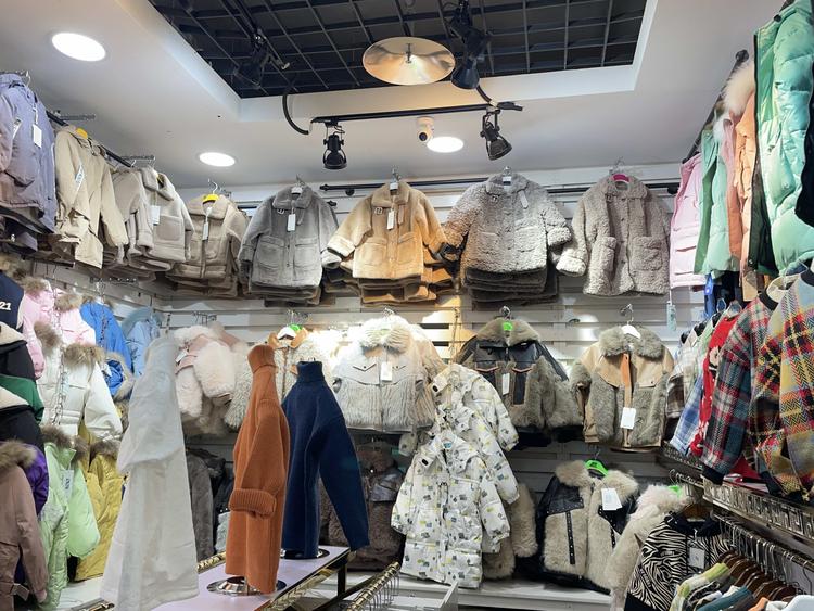 天山区大湾北路达尼斯服装销售店的小店