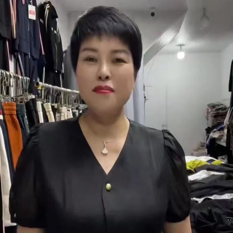 秀美中老年服装源头工厂店
